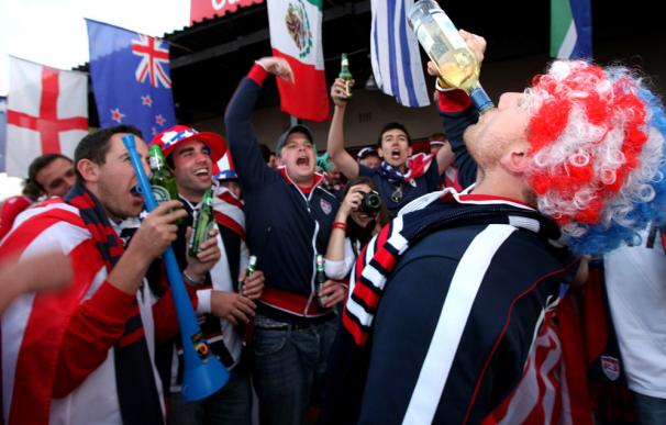 Los aficionados encuentran alcohol en los estadios