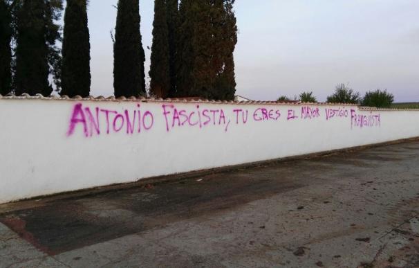 Aparecen varias pintadas en Guadiana del Caudillo (Badajoz) en las que llaman "fascista" al alcalde