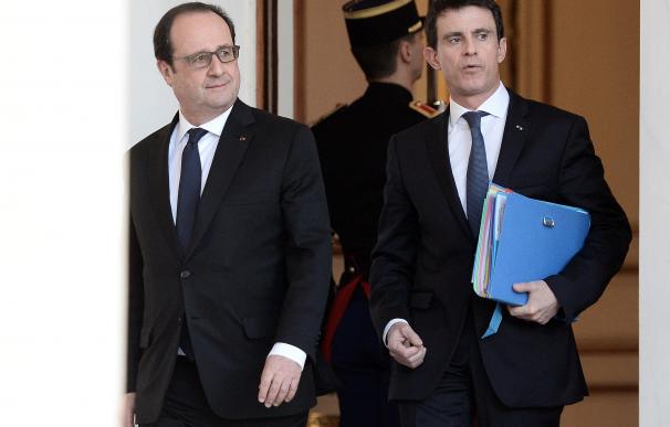 French President Francois Hollande (L) and Prime M