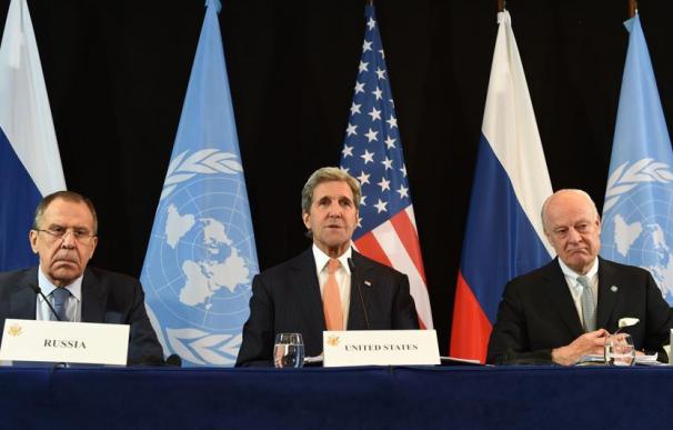 Sergei Lavrov, John Kerry y Staffan de Mistura durante la rueda de prensa en la que anunciaban el alto el fuego temporal