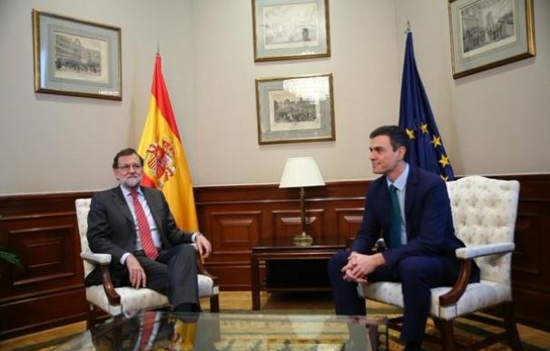 Sánchez y Rajoy permanecen reunidos durante una media hora, tras saludarse sin estrecharse la mano