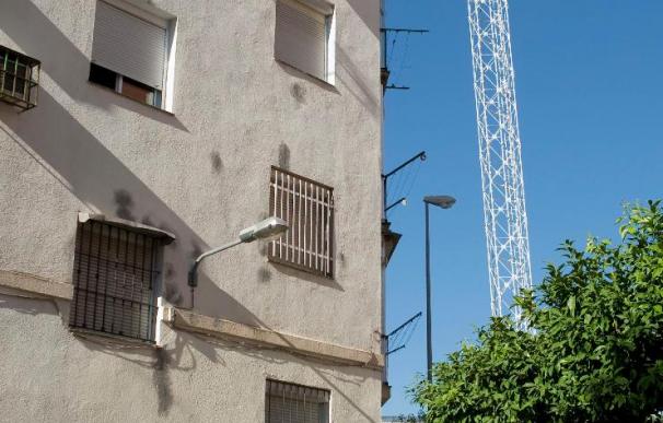 Desalojan un centenar de vecinos en Sevilla tras hallar grietas en sus casas