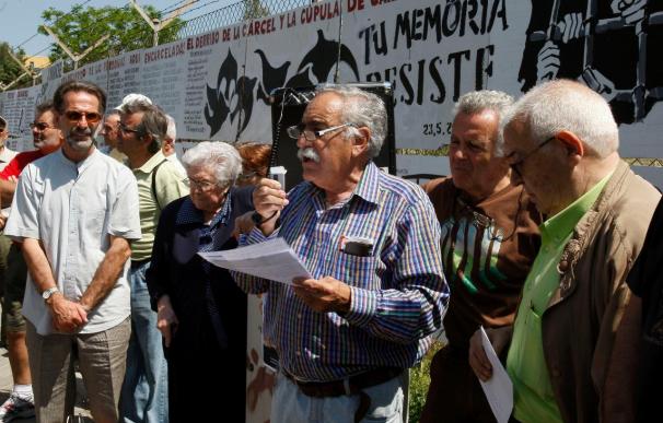 Víctimas del franquismo se reúnen en Carabanchel para defender a Garzón