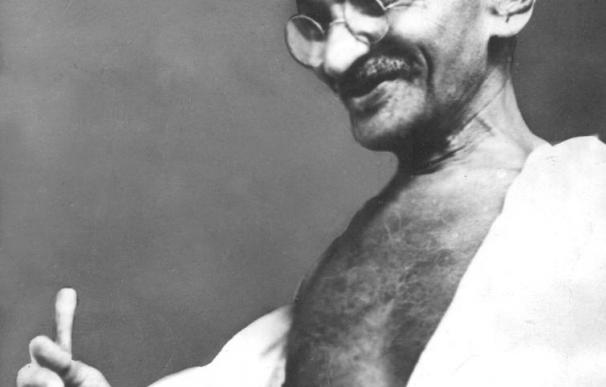 Un pintor pakistaní pinta con su sangre un cuadro de Gandhi