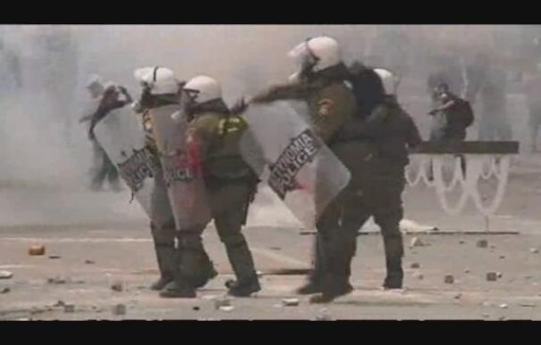 Duros enfrentamientos entre policías e 'indignados' en Atenas