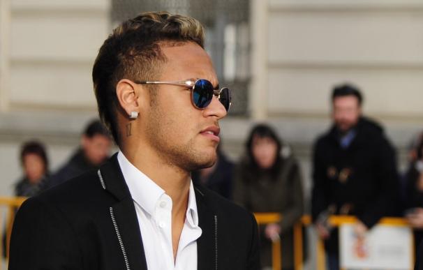 Barcelona's Brazilian forward Neymar (L) arrives t
