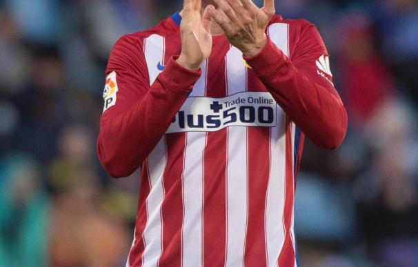 Atletico Madrid's forward Fernando Torres applauds