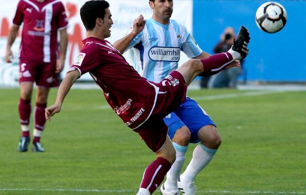 Alfaro trata de controlar un balón en presencia del centrocampista del Málaga Fernando