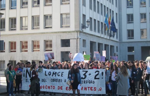 Cánticos contra el PP y el PSOE en la manifestación del Sindicato de Estudiantes en Oviedo