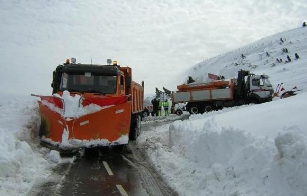 Dos equipos quitanieves trabajan para combatir la presencia de hielo en las carreteras regionales