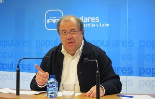 Juan Vicente Herrera pasa de pedir a Rajoy que se mire en el espejo a alabar su estrategia