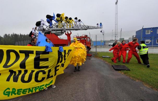 Detienen a 50 activistas de Greenpeace en protesta en la central nuclear sueca