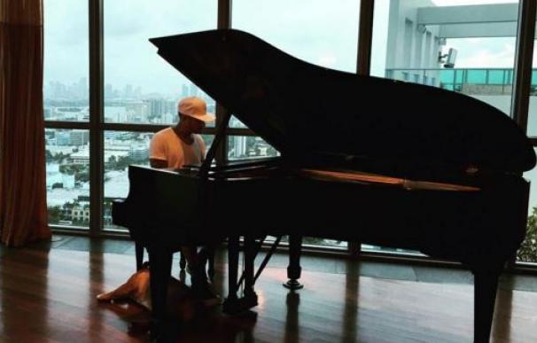 Lewis Hamilton se relaja tocando el piano / Instagram