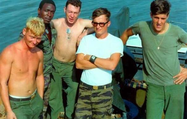 John Kerry (a la derecha) se alistó en la Reserva Naval y luchó en Vietnam