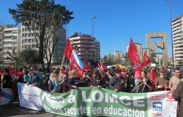 (AM) Miles de personas protestan en Galicia en una huelga educativa con baile de cifras entre Educación y sindicatos
