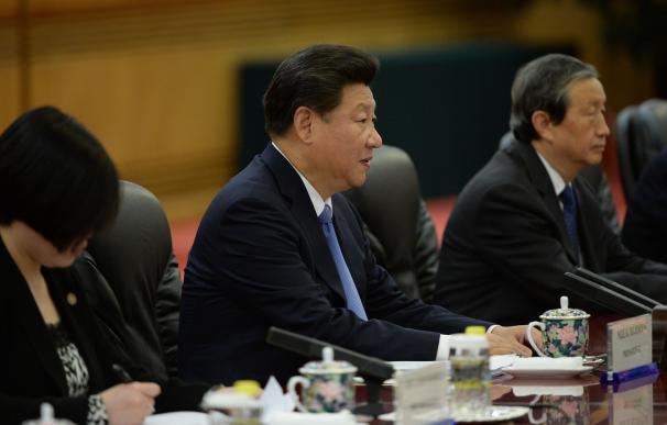 Chinese President Xi Jinping (C) holds a meeting w