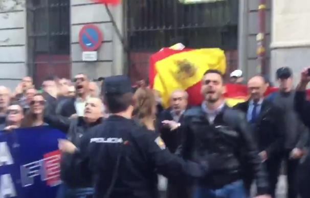 Un grupo de ultras increpa a Artur Mas al grito de "no nos engañan Cataluña es España"