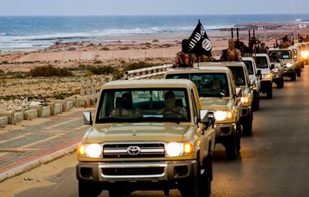 Varios coches Toyota conducidos por el Estado Islámico en uno de sus vídeos propagandísticos