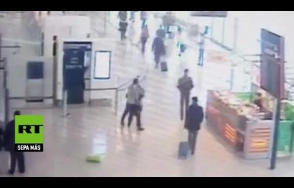 El momento del ataque de un islamista contra una soldado en el aeropuerto de Orly