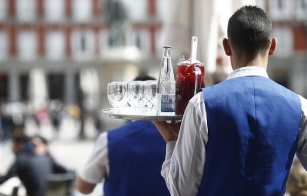 Un camarero en la Plaza Mayor de Madrid