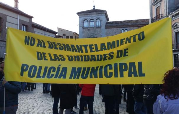 Unos 300 policías municipales persiguen la delegado de Seguridad de Madrid, refugiado en un bar