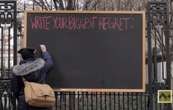 En la pizarra aparecía: "Escribe tu mayor arrepentimiento" (Youtube)