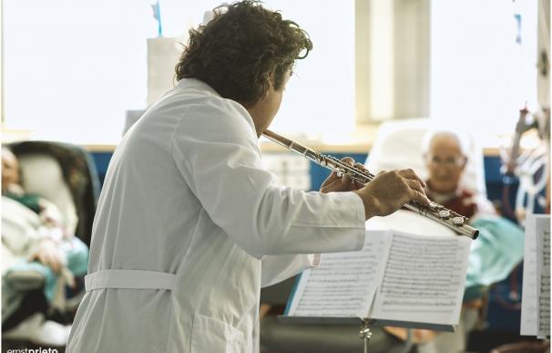 Pacientes de hemodiálisis del Hospital Regional disfrutan de los beneficios de la música y el humor