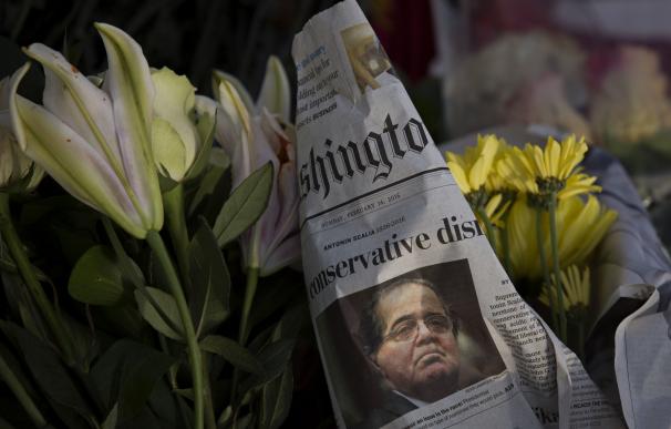 Flores por la muerte del juez del Tribunal Supremo Antonin Scalia