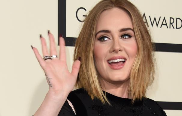 Adele en su llegada a la gala de los Grammy