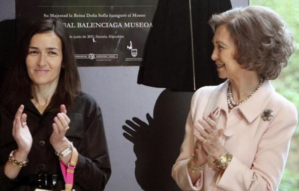 La reina inaugura el museo de Balenciaga, el gran maestro de la alta costura