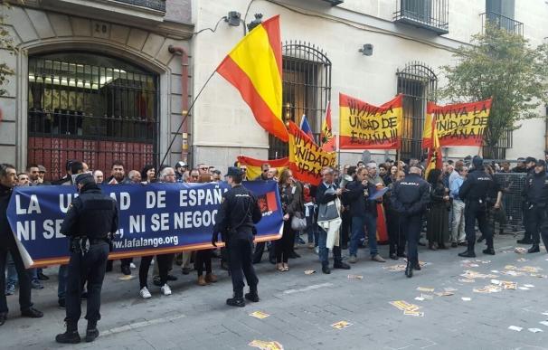 Un centenar de falangistas protestan contra Mas en Madrid e insultan a Margallo al grito de "traidor"