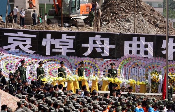 China vive un día de luto oficial por los más de 1.230 muertos por un alud