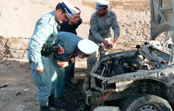 Mueren cinco personas en una explosión al paso de un vehículo policial en Afganistán