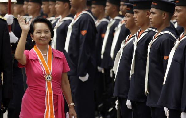 Arroyo deja el poder en Filipinas tras sortear muchos vaivenes durante 9 años