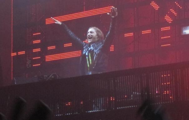 David Guetta hace rugir a Valencia con dos horas de retraso