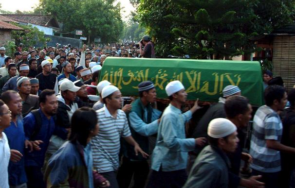 El implicado en los atentados de Bali es enterrado por sus fieles en Indonesia