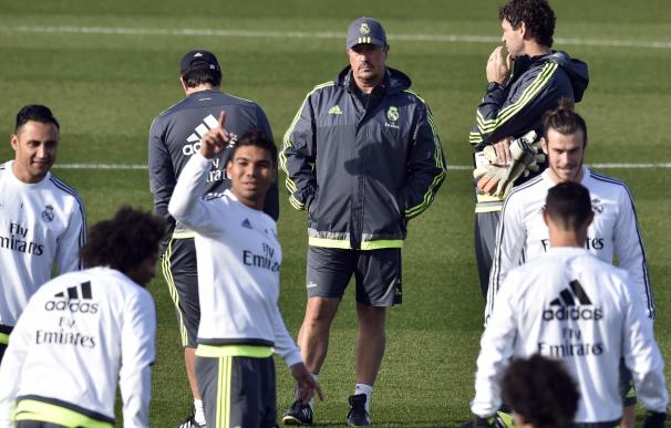 Real Madrid's coach Rafael Benitez (C) looks at hi