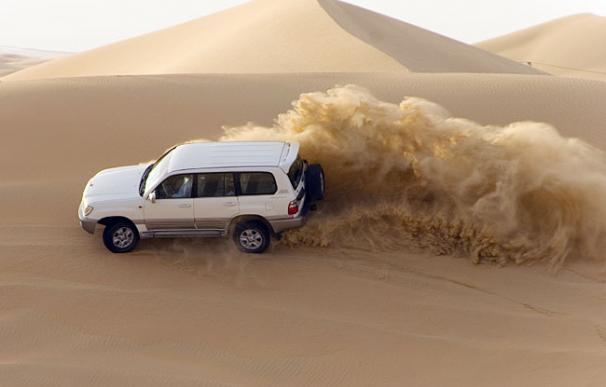Las mujeres en Arabia Saudí solo se atreven a conducir en el desierto