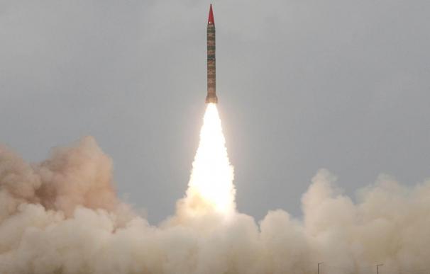 Pakistán prueba misiles navales para "demostrar su capacidad disuasoria"