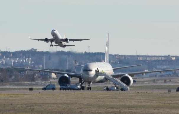 El avión de Saudi Airlines permanece aislado en la terminal 4
