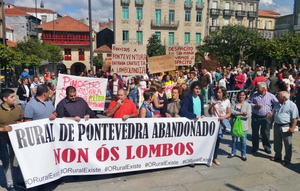 Vecinos de varias parroquias de Pontevedra se manifiestan contra los badenes y el "abandono" del rural