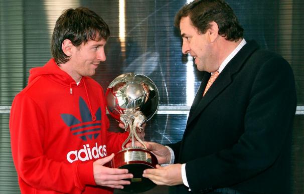 Messi recibe orgulloso su segundo 'Balón de plata'