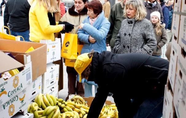 Regalan 20.000 kilos de plátanos en Madrid en protesta por la rebaja de aranceles
