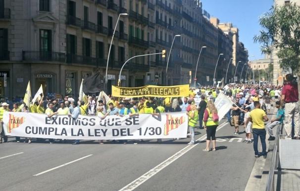 El sector del taxi convoca este jueves paros de 24 horas en Madrid y una manifestación contra las VTC