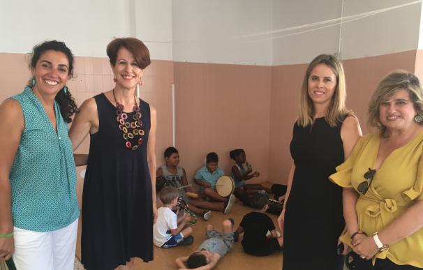 La comisionada del Polígono Sur y Fundación Barenboim-Said visitan el taller de canto de la escuela de verano