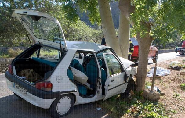 Fallece un joven y otros tres resultan heridos al volcar su coche en Mallorca