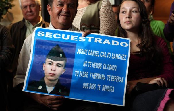 Las FARC aplazan la entrega del cadáver de un policía muerto pero mantienen liberaciones