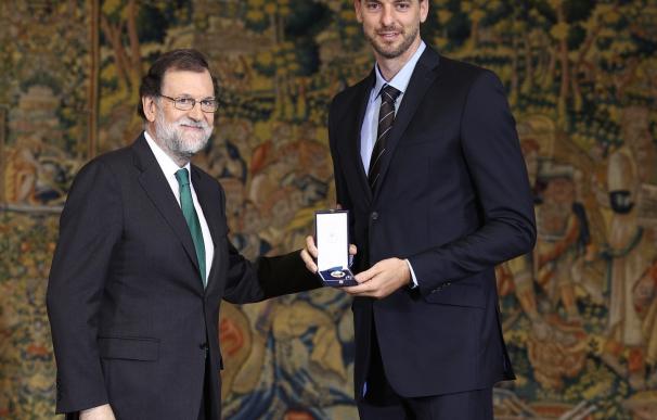 Rajoy dice que los datos le han dado una "enorme alegría y gasolina" para seguir combatiendo la crisis