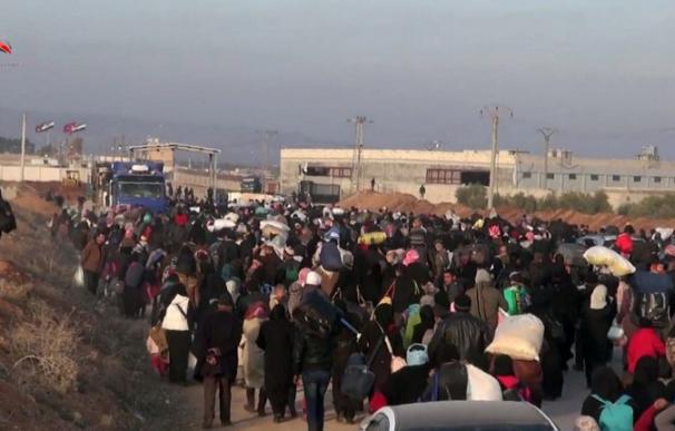 Familias enteras se agolpan el puesto fronterizo de Bab al-Salama en la frontera con Turquía.