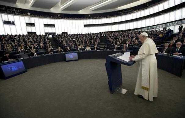 El papa habla a una Europa "envejecida" y le pide que recupere sus valores